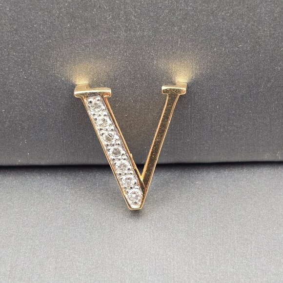 14K Plumb Yellow Gold “V” Initial Pendant Prong-Set Diamonds .625"x.5" 1.03g - Picture 9 of 9